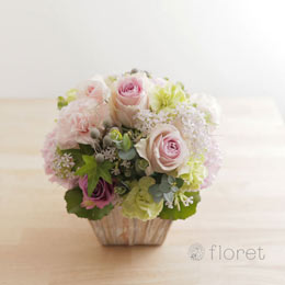 明るいピンクのラウンドアレンジメント