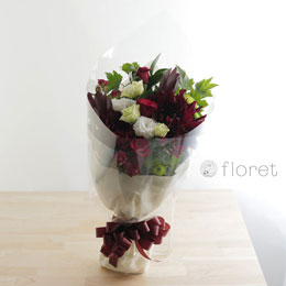 赤系のお花のスッキリシルエットの花束