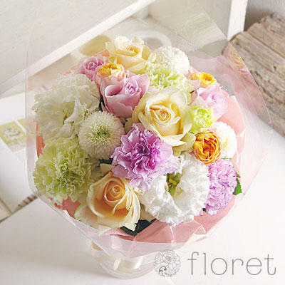薄紫が挿し色のお悔み用花束 フラワーギフト 花の通販サイト フロレット 薄紫が挿し色のお悔み用花束 フラワーギフト 花の通販サイト フロレット