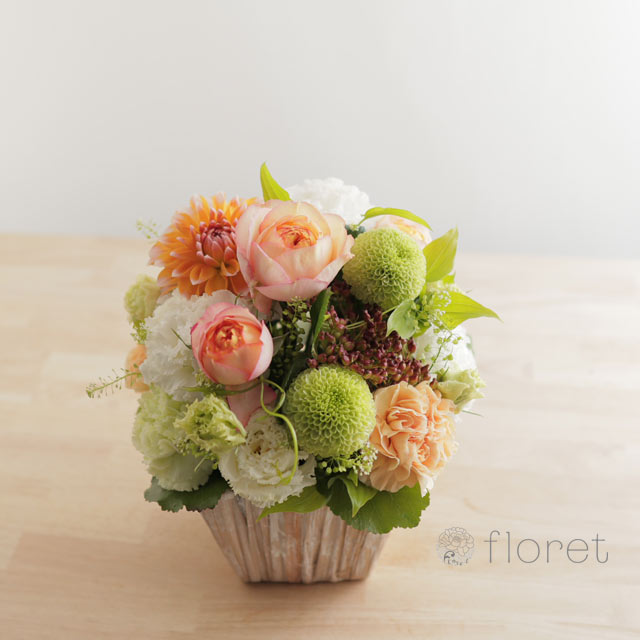 グリーン使いがおしゃれな白オレンジのニュアンスアレンジメント フラワーギフト 花の通販サイト フロレット