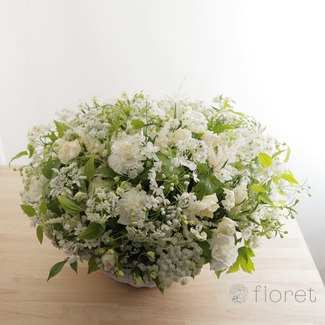 白い小花があふれるフラワーアレンジメント1