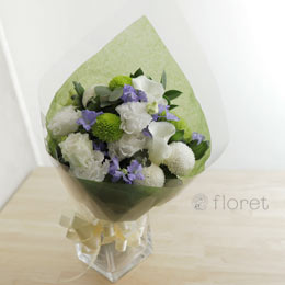 薄紫が挿し色のお悔み用花束