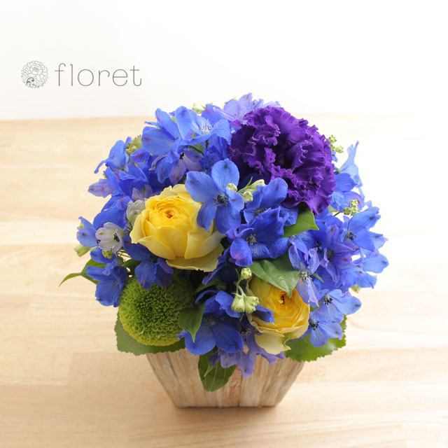 こんもり青い花のフラワーアレンジメント1