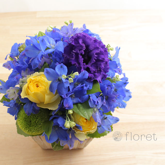 こんもり青い花のフラワーアレンジメント2