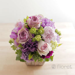 スモーキーピンクがオシャレなフラワーギフト