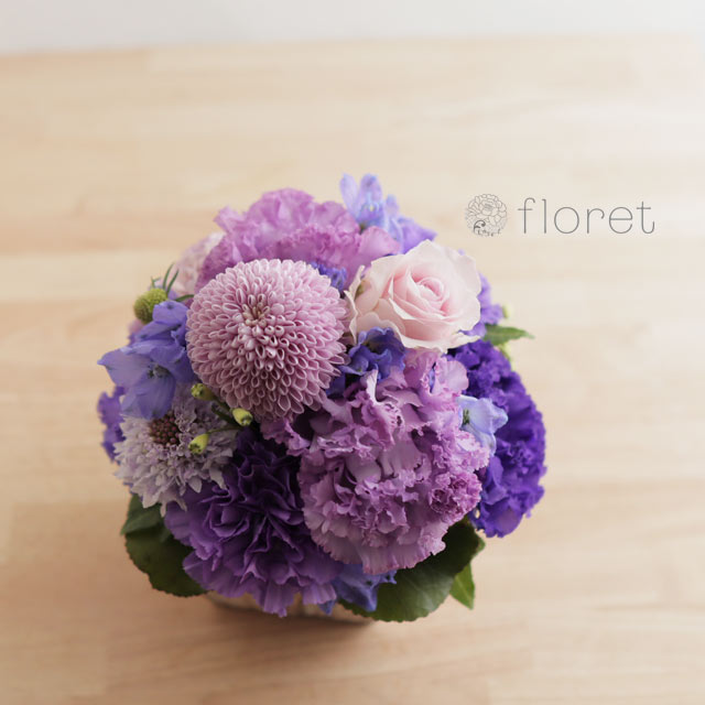 うす紫のお花を集めたコロンと可愛らしいフラワーアレンジメント4