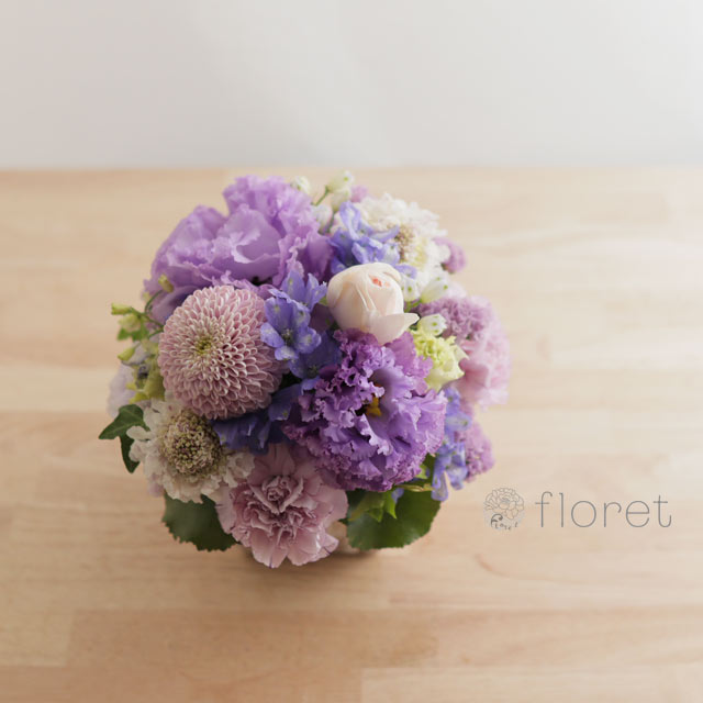 うす紫のお花を集めたコロンと可愛らしいフラワーアレンジメント1
