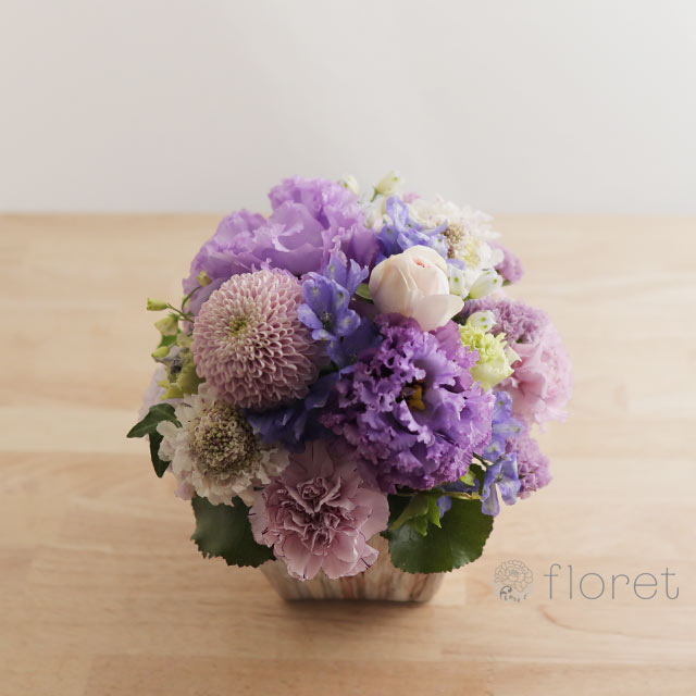 うす紫のお花を集めたコロンと可愛らしいフラワーアレンジメント3
