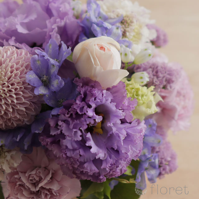 うす紫のお花を集めたコロンと可愛らしいフラワーアレンジメント2
