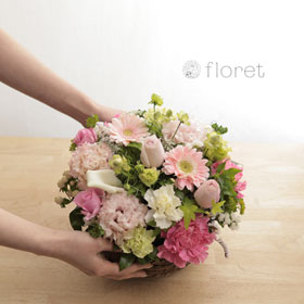 ナチュラルなピンク色バスケットアレンジメント