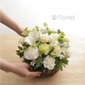 ナチュラルな白色バスケットアレンジメント