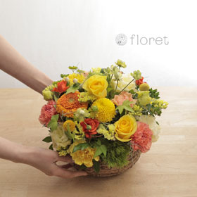 ナチュラルな黄色オレンジ色バスケットアレンジメント