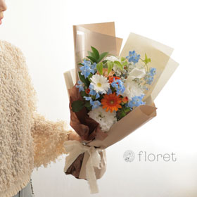 ガーベラが入ったオレンジが引き立つ爽やか小花の花束