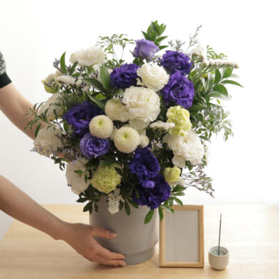深い紫が印象的な供花アレンジメント
