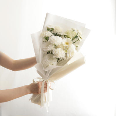 白い花のお供え花束M