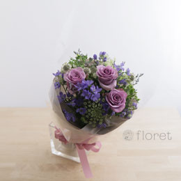 ラベンダー色のバラと小花のブーケ