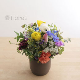 春のカラフルポットアレンジメント