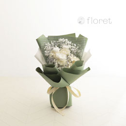 カスミ草とバラが綺麗なプリザーブドフラワーの花束（ホワイト）