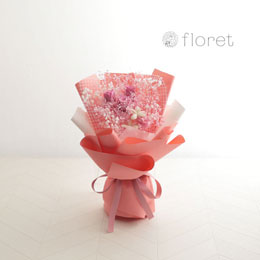 カスミ草とバラが綺麗なプリザーブドフラワーの花束（ピンク）