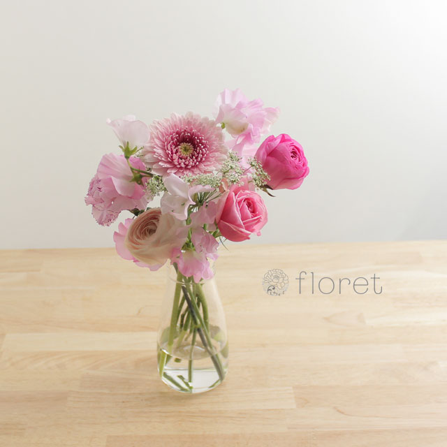 季節の花を入れたご自宅に飾る花（ピンク）5