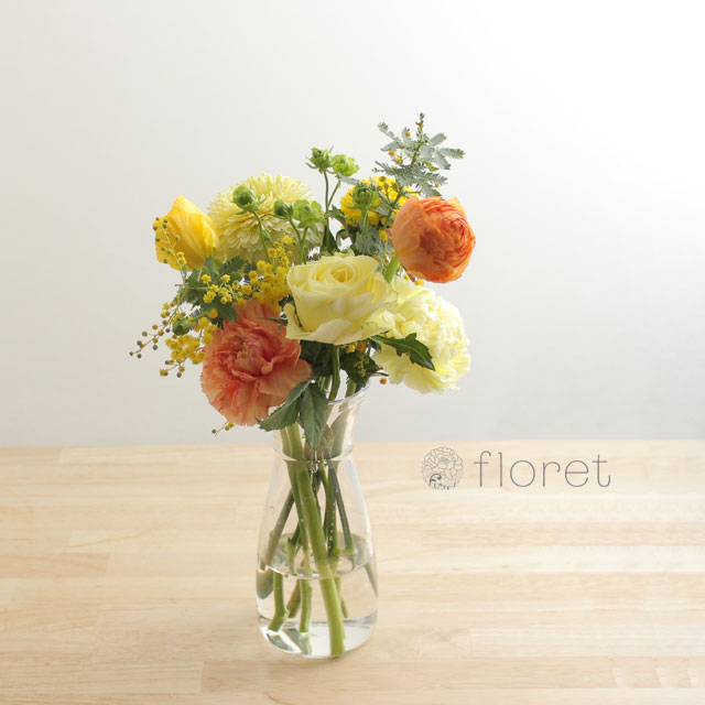 季節の花を入れたご自宅に飾る花（黄色オレンジ）5