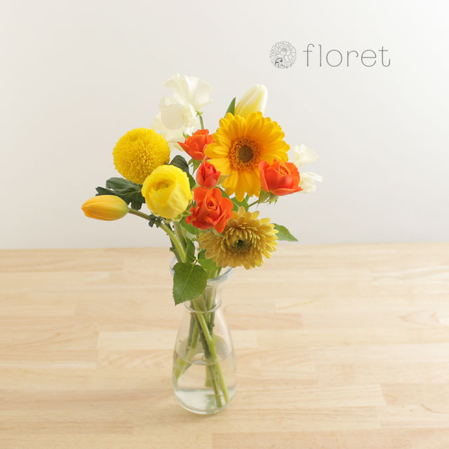 季節の花を入れたご自宅に飾る花（黄色オレンジ）1