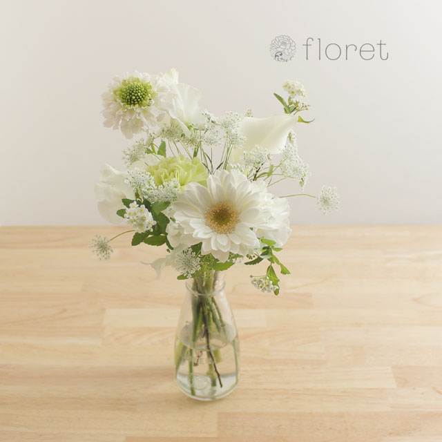 季節の花を入れたご自宅に飾る花（白グリーン）1