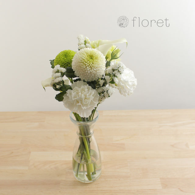 季節の花を入れたご自宅に飾る花（白グリーン）4