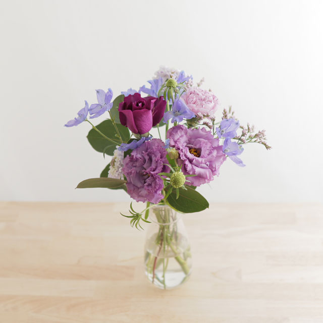 季節の花を入れたご自宅に飾る花（紫青）5