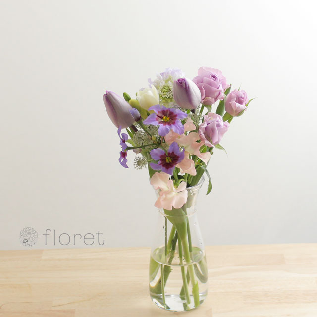 季節の花を入れたご自宅に飾る花（紫青）3