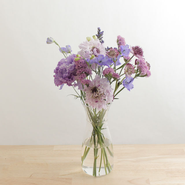 季節の花を入れたご自宅に飾る花（紫青）6