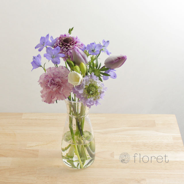 季節の花を入れたご自宅に飾る花（紫青）4