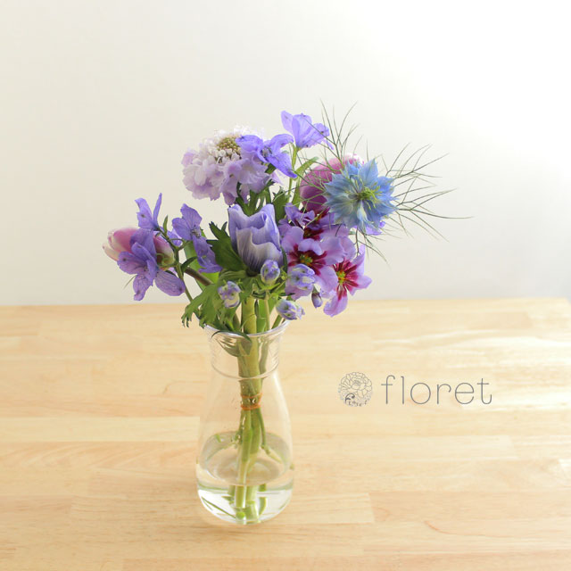 季節の花を入れたご自宅に飾る花（紫青）7