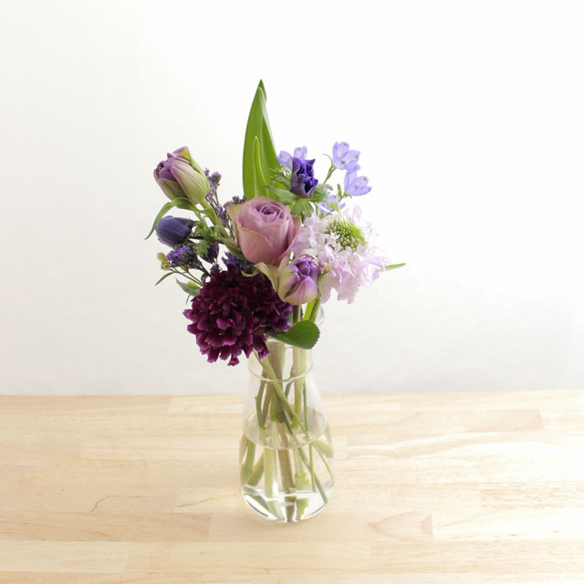 季節の花を入れたご自宅に飾る花（紫青）8