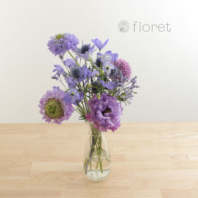 季節の花を入れたご自宅に飾る花（紫青）1