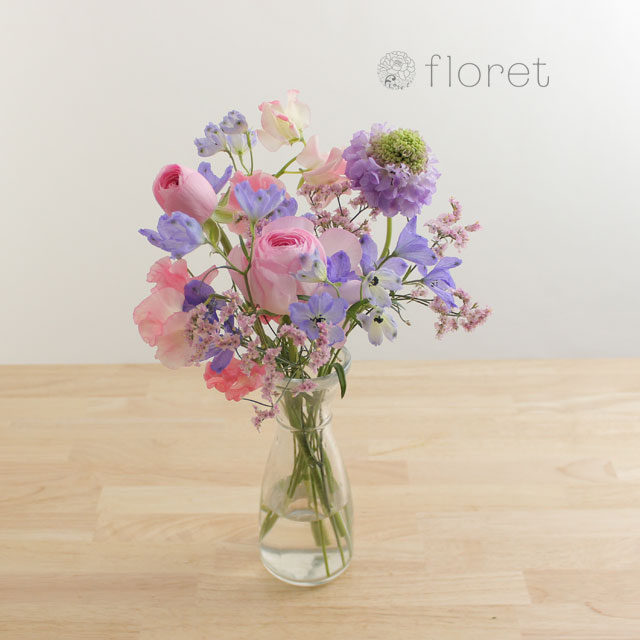 季節の花を入れたご自宅に飾る花（紫青）2